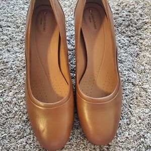 Clarks Unstructured Cosmo Step Pump Heel, Womens 10M tan Leather, New, No‎ Box
